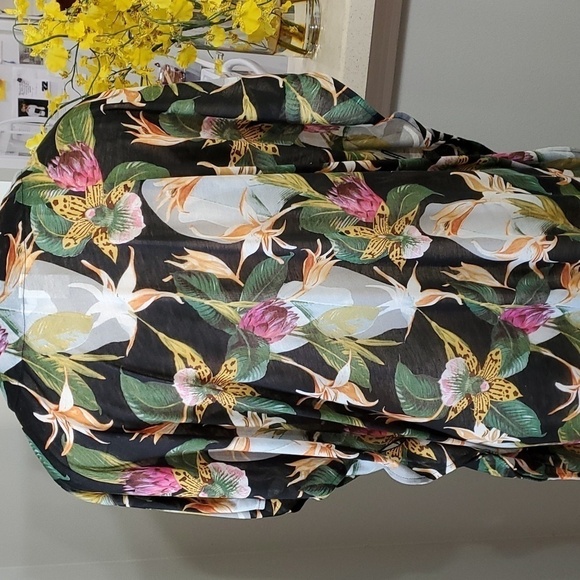 Great cover-up, or little dress. Hawian Floral Print. By H&M. Size large Travel - Picture 5 of 9